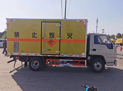 定南爆破器材运输车工人安全操作规范与智能技术保障